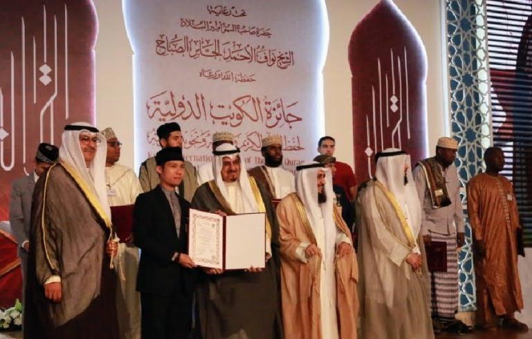 Dasrizal M Nainin saat menerima penghargaan Juara 1 MTQ Internasional Kuwait. (Dok : Istimewa)