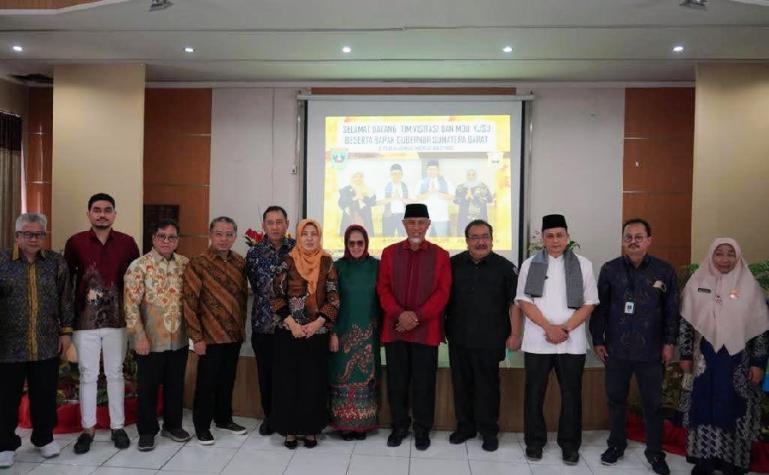 Gubernur Sumbar Mahyeldi usai penandatanganan nota kesepahaman di Aula RSAM Bukittinggi, Jumat (14/10). (Dok : Istimewa)