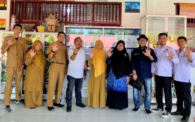 Wakil Ketua KI Sumbar, Arif Yumardi dan tim saat kunjungi SMA 5 Pariaman dalam kegiatan verfak monev KIP 2022, Senin (17/10). (Dok : Istimewa)