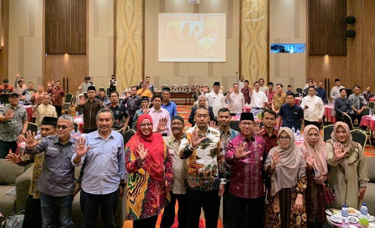 Wagub Audy Joinaldy bersama Kepala Dinas Kehutanan Sumbar, Yozawardi dan akademisi Unand Syofiarti, serta kepala UPT KLHK se- Sumbar di acara diseminasi kehutanan, di Padang, Jumat (28/10). (Dok : Istimewa)