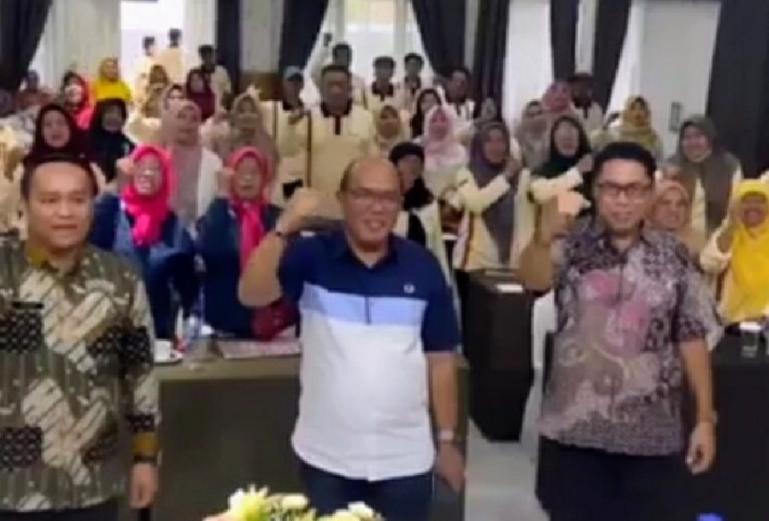 Ketua DPRD Sumbar Supardi bersama peserta sosialisasi pilar pilar sosial di Kota Payakumbuh, Sabtu (15/10). (Dok : Istimewa)