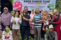 Anggota DPRD Sumbar, Syamsul Bahri berikan bantuan bibit buat kepada masyarakat Kinali, Pasbar saat reses ke dapil, Selasa (25/10). (Dok : Istimewa)