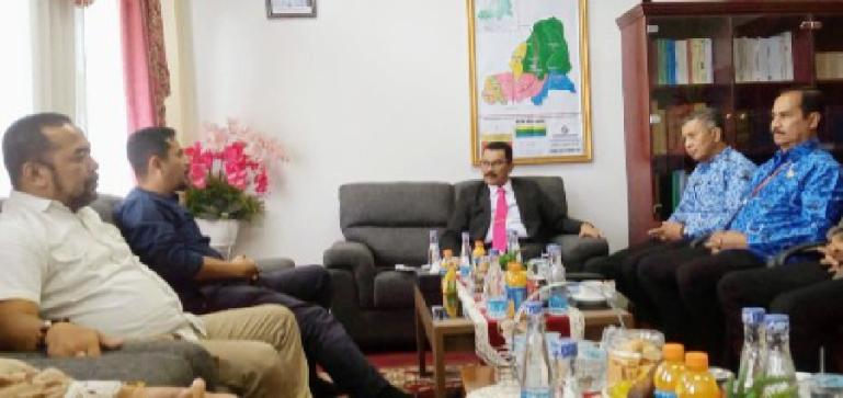 Tim KI Sumbar ketika disambut Sekkab Limapuluh Kota, Widya Putra di ruang rapatnya, Jumat (27/10). (Dok : Istimewa)