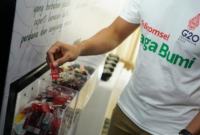 Telkomsel berkolaborasi dengan PlusTik yang berfokus pada waste management mendaur ulang hasil limbah kartu perdana yang berbahan material plastik menjadi new non single use product. (Dok : Istimewa)