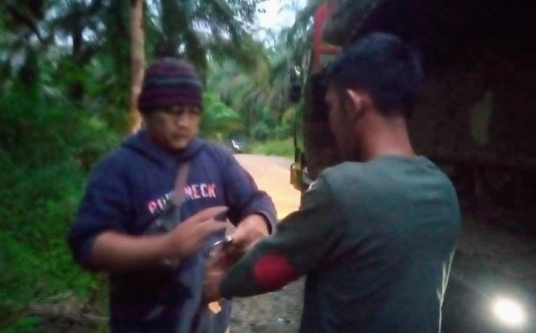 Petugas dari tim gabungan menahan satu dari enam terduga pelaku PETI di Kabupaten Pasbar, Kamis dini hari (13/10). (Dok : Istimewa)