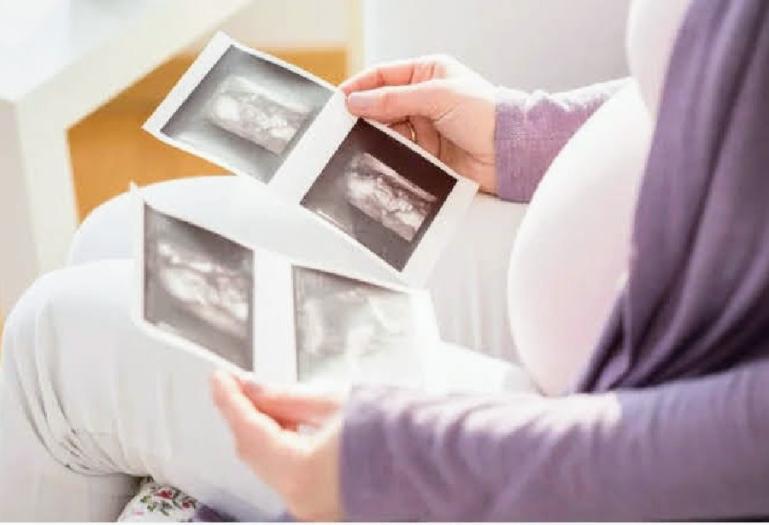 Ilustrasi ibu hamil memperhatikan hasil USG. (Dok : Istimewa)