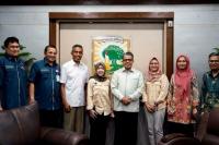 Rektor Unand Prof Yuliandri bersama Dekan Fakultas Kedokteran Dr dr Afriwardi SpKO melepas dua tim medis untuk membantu korban banjir Pakistan. (Dok : Istimewa)
