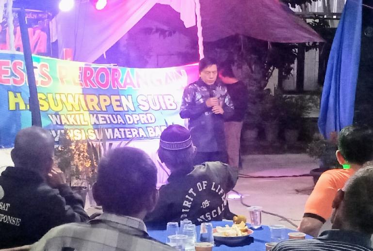 Wakil Ketua DPRD Sumbar, Suwirpen Suib saat lakukan reses pada masyarakat yang ada di Kompleks Wisma Indah VI/Astek Balai Baru Kuranji Padang, Sabtu malam (29/10). (Foto : Arzil)
