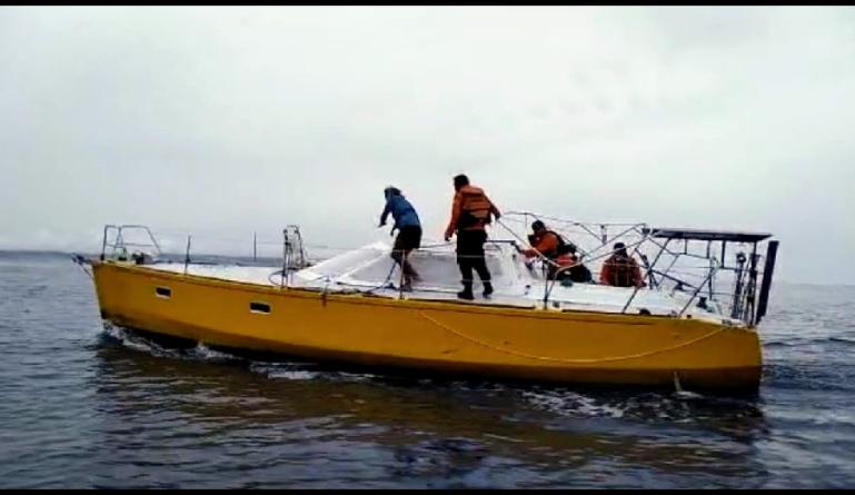 Kapal layar merk lambung Mahana milik warga Perancis yang berhasil diselamatkan Tim SAR di laut lepas pantai Kepulauan Sikakap Mentawai, Sabtu (8/10) kemarin. (Dok : Istimewa)