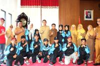 Genius Umar Melepas 12 Atlet Kota Pariaman Ikuti FOP 2022