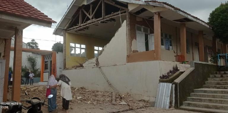 Rumah warga yang porak poranda akibat gempa mengguncang Kabupaten Cianjur, Jawa Barat, Senin siang (21/11). (Dok : Istimewa)