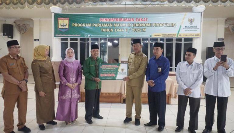 Wali Kota Pariaman Genius Umar serahkan zakat kepada 187 mutahik di kota itu Selasa (1/11). (Dok : Istimewa)