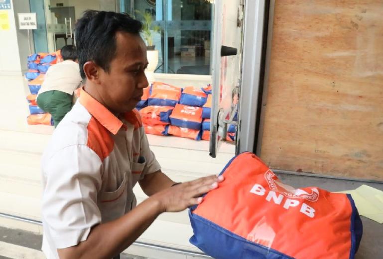 Petugas BNPB sedang mempersiapkan bantuan logistik yang akan dikirimkan menuju lokasi terdampak gempa M5,6 Kabupaten Cianjur, Senin (21/11). (Dok : Istimewa)