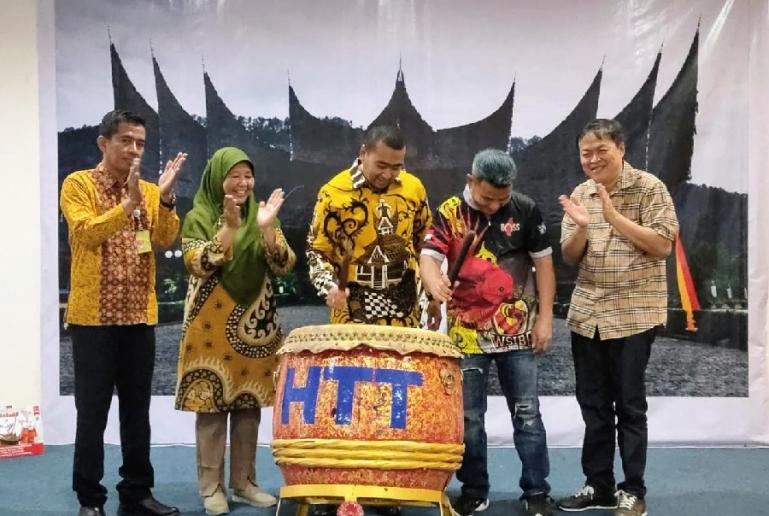 Wakil Gubernur Sumbar, Audy Joinaldy bersama ketua pelaksana kontes, Albert Hendra Lukman ketika membuka kontes ikan cupang internasional di gedung HTT Padang, Sabtu (5/11). (Dok : Istimewa)