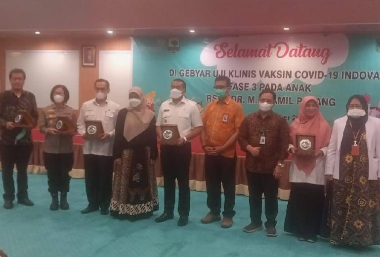 Foto bersama usai Gebyar Uji Klinis Vaksin Covid-19 Indovac Fase III pada Anak di aula lantai IV RSUP M Djamil Padang, Rabu (16/11).  (Dok : Istimewa)