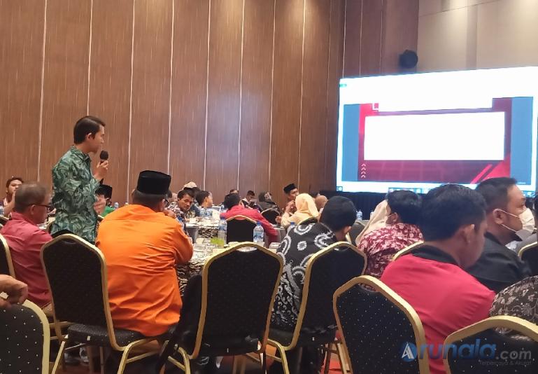 Salah seorang liaison officer (LO) dari seorang bakal calon perorangan melemparkan pertanyaan kepada KPU Sumbar terkait teknis pencalonan DPD di rakor yang dilaksanakan di Padang, Rabu (30/11). (Foto : Arzil)