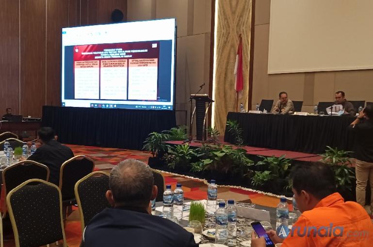 Anggota KPU Sumbar, Gebril Daulai saat paparkan teknis pendaftaran bakal calon anggota DPD RI kepada peserta rakor dan sosialisasi pencalonan anggota DPD RI di Padang, Rabu (30/11). (Foto : Arzil)