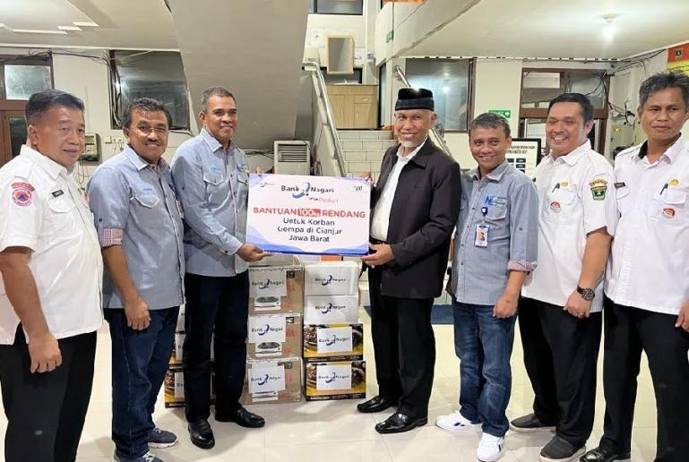 Direktur Operasional Bank Nagari Syafrizal didampingi Pemimpin Divisi Sekretaris Perusahaan Idrianis dan Pemimpin Cabang Utama, Yasrizal Idrus menyerahkan 100 kilogram rendang kepada Gubernur Sumbar, Mahyeldi Ansharullah. (Dok : Istimewa)