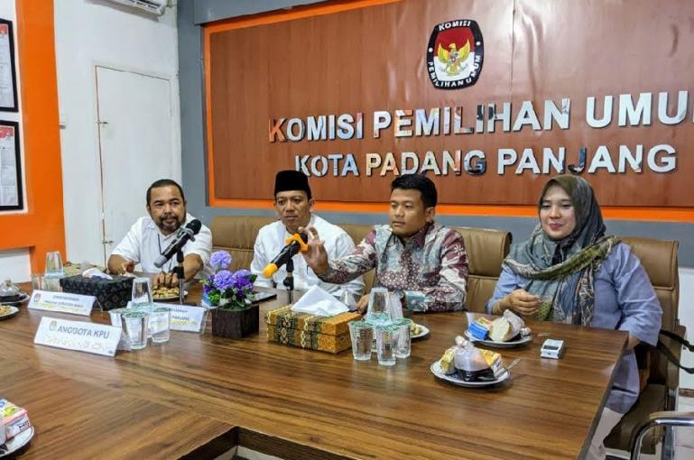 Komisioner KI Sumbar, Tanti Endang Lestari dan Adrian Tuswandi saat lakukan verfak KIP 2022 di KPU Kota Padangpanjang, Jumat (4/11). (Dok : Istimewa)