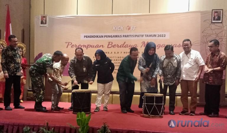 Anggota Bawaslu RI, Lolly Suhenty/ bersama ketua Bawaslu Sumbar Alni menabuh gendang tanda dimulainya SKPP 2022 secara nasional di Padang, Sabtu (5/11). (Foto : Arzil)