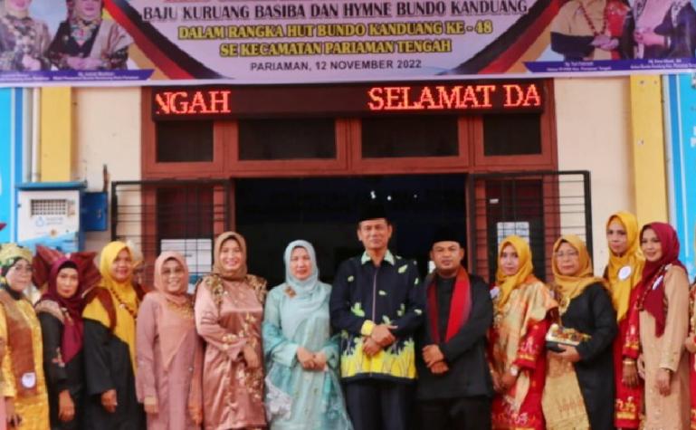 Wako Genius Umar bersama para bundo kanduang Kecamatan Pariaman Tengah, Sabtu, (12/11). (Dok : Istimewa)