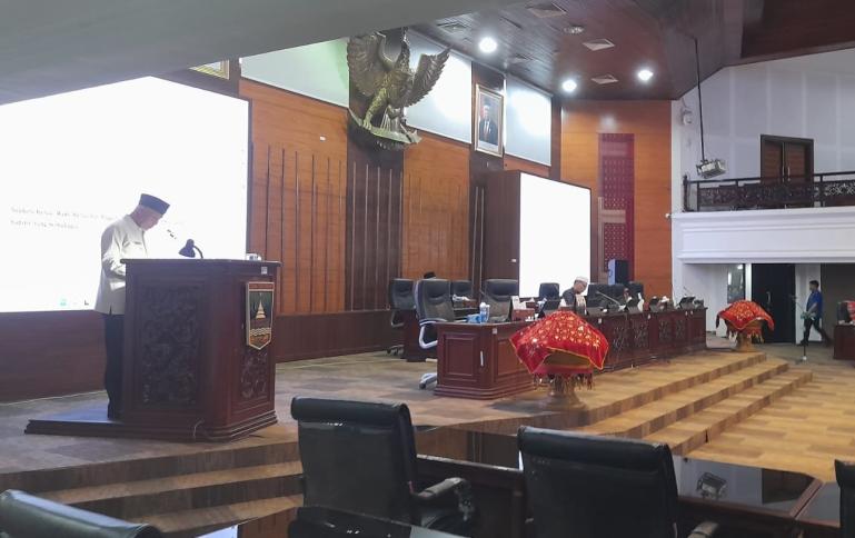 DPRD Sumbar melakukan rapat paripurna Dewan penyampaian tanggapan gubernur atas tiga ranperda,  Jumat (11/11/2022). (Foto : Istimewa)
