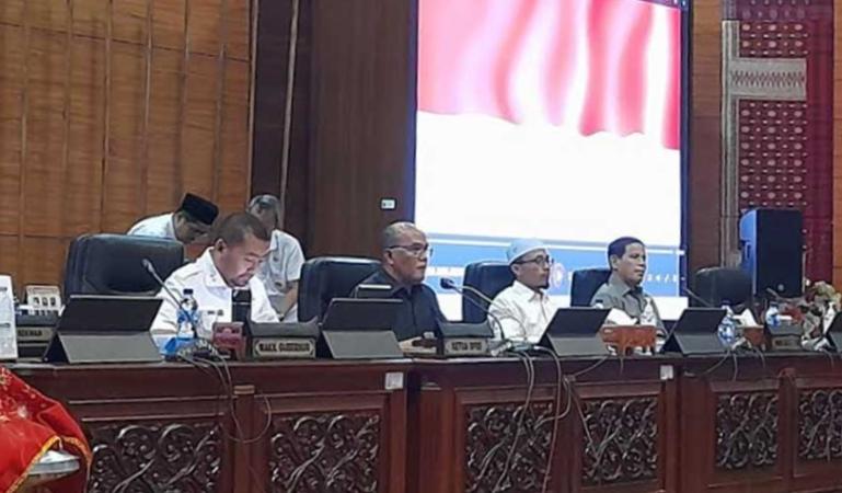 Rapat yang dipimpin oleh Ketua DPRD Sumbar, Supardi juga dihadiri oleh Wakil Gubernur Sumbar, Audy Joinaldi di Ruang Sidang Utama DPRD Sumbar, Rabu (2/11/2022). (Foto : Istimewa)