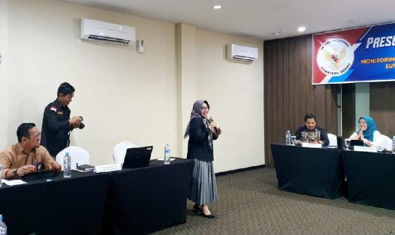 Anggota Bawaslu Sumbar, Elly Yanti didampingi Kasek Karnalis Kamaruddin paparkan KIP dihadapan komisioner KI Sumbar, di Padang, Rabu (16/11). (Dok : Istimewa)