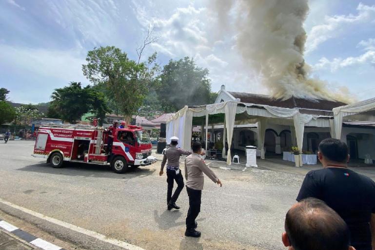 Mobil Damkar Kota Sawahlunti berusaha lakukan pemadaman api dari Gedung Gedung Pusat Kebudayan di kota itu yang alami kebakaran, Kamis siang (3/11). (Dok : Istimewa)