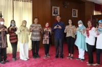 Wako Genius Umar bersama anggota tim UPT STPL Kemensos di ruang kerjanya, Jumat (18/11). (Dok : Istimewa)