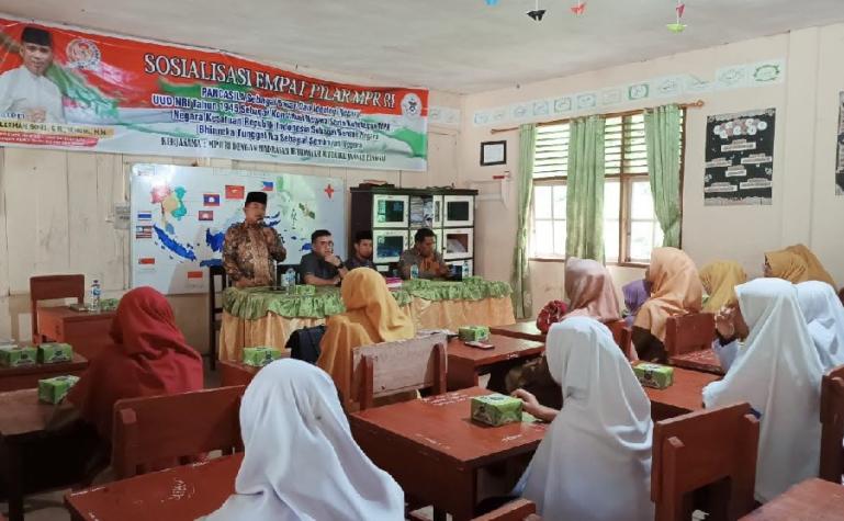 Anggota MPR RI, Alirman Sori berikan sosialisasi Empat Pilar MRP RI kepada siswa Madrasah Ibtidaiyah Miftahul Jannah Langgai Sutera Kabupaten Pesisir Selatan (Pessel), Rabu siang (30/11). (Dok : Istimewa)