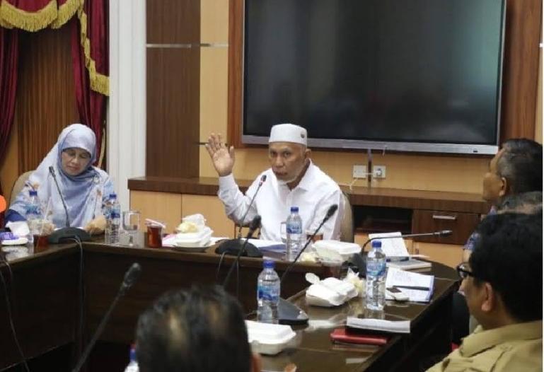 Gubernur Sumbar Mahyeldi Ansharullah didampingi Kadis Kelautan dan Perikanan Sumbar Desniarti saat Rapat Penyelamatan Ikan Endemik Danau Singkarak di Ruang Rapat Istana Gubernuran, Selasa (22/11). (Dok : Istimewa)