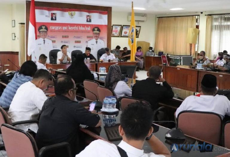 Ketua KI Sumbar Nofal Wiska dan rombongan saat diskusi soal keterbukaan informasi publik di Dinas Kominfotik dan Statistik Provinsi Bali, Kamis siang (24/11). (Foto : Arzil)