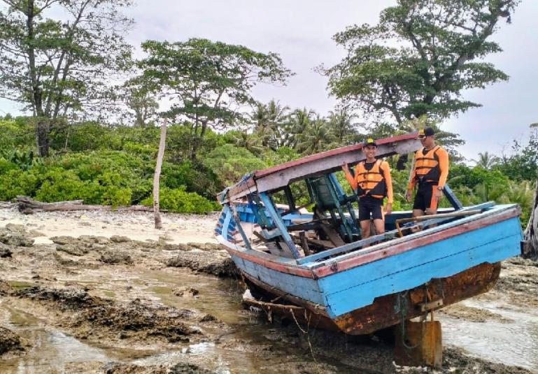 Kondisi kapal pemancing yang mati mesin perairan Betumonga Kecamatan Pagai Utara, Mentawai, Senin (7/11). (Dok : Istimewa)