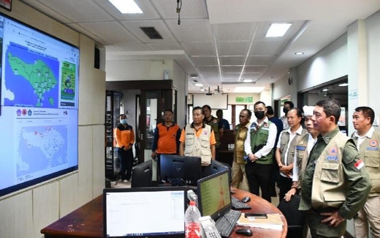 Kepala BNPB Letjen TNI Suharyanto (kanan depan) saat meninjau ruang monitoring prakiraan cuaca wilayah Provinsi Bali di Kantor BPBD Provinsi Bali, Denpasar, Minggu (13/11).(doc.humas BNPB)