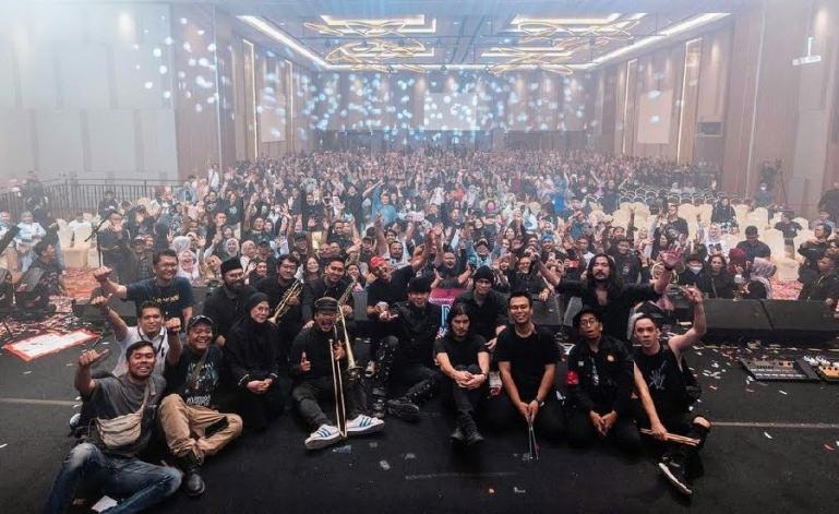 Dewa 19, Virzha, Ello foto bersama penonton usai Konser 30 Tahun Dewa 19 Berkarya di Grand Ballroom THE ZHM Premiere Hotel and Convention, Kota Padang, Sabtu (5/11) malam. (Dok : Istimewa)