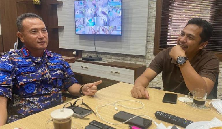 Ketua KI Sumbar, Nofal Wiska, bersama Dirpolairud) Polda Bali, Kombespol Soelistijono, Jumat siang (25/11). (Dok : Istimewa)