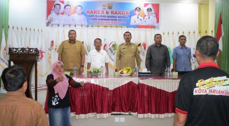 Wali Kota Pariaman, Genius Umar ketika membuka raker dan rakor KONI kota tersebut, Senin (14/11). (Dok : Istimewa)