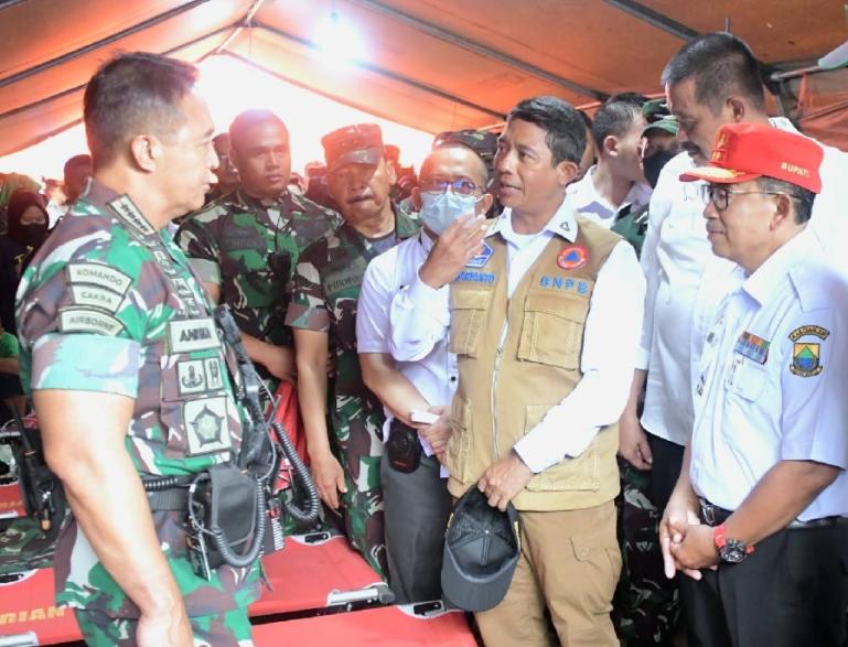 Kepala BNPB Letjen TNI Suharyanto menerima kunjungan Panglima TNI Jenderal Andika Perkasa di posko gempa di Kantor Bupati Cianjur, Rabu (23/11). (Dok : Istimewa)