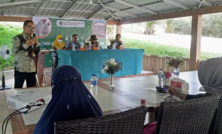 Kepala KPPU Kantor Wilayah I, Ridho Pamungkas berikan paparan kepada para peternak dalam pertemuan koordinasi dan evaluasi kemitraan bagi peternak ayam di Sumbar bertempat di Alinia Farm & Park, Kabupaten Dharmasraya, beberapa waktu lalu. (Dok : Istimewa)