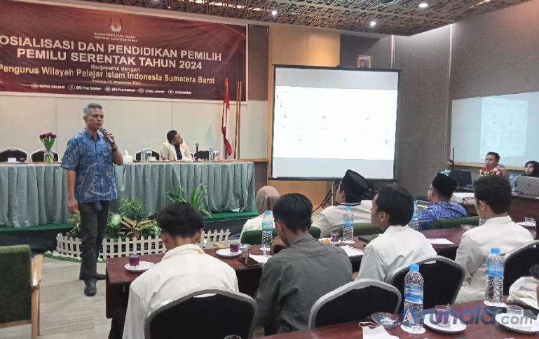 Anggota KPU Sumbar, Izwaryani berikan paparannya menyangkut tahapan pemilu 2024 pada anggota PII se Sumbar saat sosialisasi pendidikan pemilih di Padang, Kamis (10/11). (Foto : Arzil)
