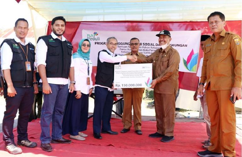 Wawako Pariaman, Mardison Mahyuddin secara simbolis terima dana CSR dari Senior Manager Keuangan Komunikasi dan Umum PLN Sumbar, Cipto Adi Sumartono, Senin (28/11). (Dok : Istimewa)