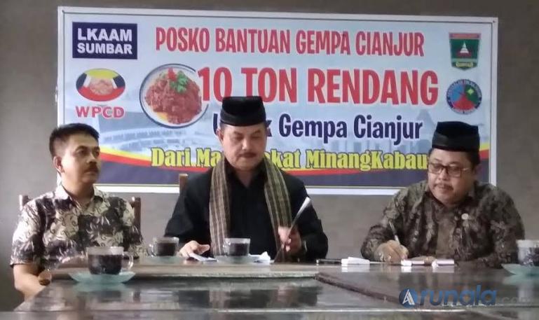Ketua LKAAM Sumbar, Fauzi Bahar bersama pengurus saat jumpa pers terkait rencana mengirim 10 ton rendang pada korban gempa di Cianjur, Jawa Barat, Selasa (22/11). (Foto: Derizon)