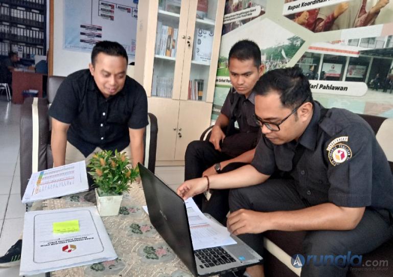 Staf Sekretariat Bawaslu Sumbar, Rinto Amarta Wiguna bersama Anggota Bawaslu Kabupaten Limapuluh Kota, Ismet diskusikan soal IKP 2024, Selasa sore (15/11). (Foto : Arzil)