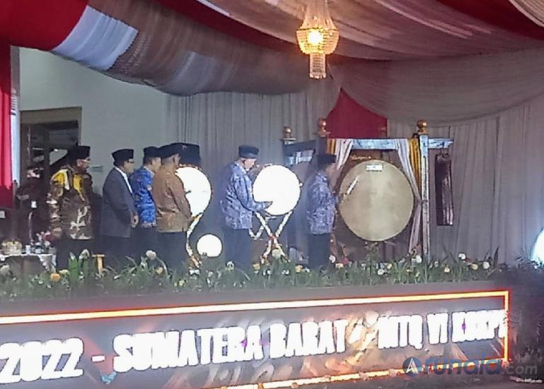 Pemukulan beduk pertanda diresmikannya MTQ VI Korpri Tingkat Nasional di Istana Gubernuran, Senin (7/11) malam. (Foto : Fajril)