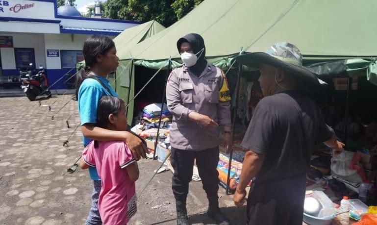 Bhabinkamtibmas Polsek Cianjur, Aiptu Reni Triyani tetap berikan pelayanan meski rumahnya rusak berat akibat gempa Cianjur. (Dok : Istimewa)