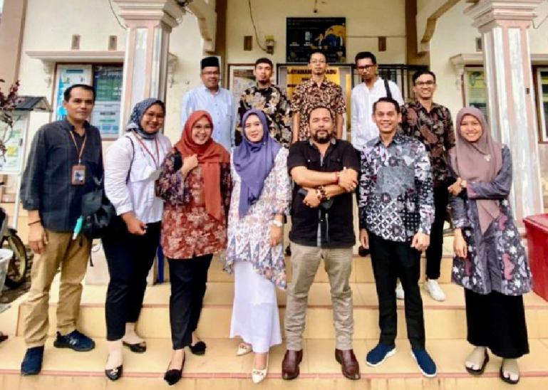Tim monev KI Sumbar saat mengunjungi kantor Wali Nagari Nagari III Koto Aur Malintang, Kabupaten Padangpariaman, Kamis (3/11). (Dok : Istimewa)