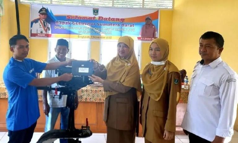 Kadis Kelautan dan Perikanan Sumbar Desniarti menyerahkan bantuan mesin tempel 2,5 pk kepada kelompok nelayan Singkarak, Kabupaten Solok. (Dok : Istimewa)