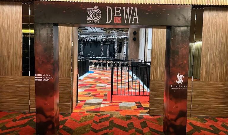 Panggung untuk konser Dewa 19 sudah dipersiapkan di Grand Ballroom THE ZHM Premiere Hotel and Convention Kota Padang, Sabtu (5/11). (Dok : Istimewa)