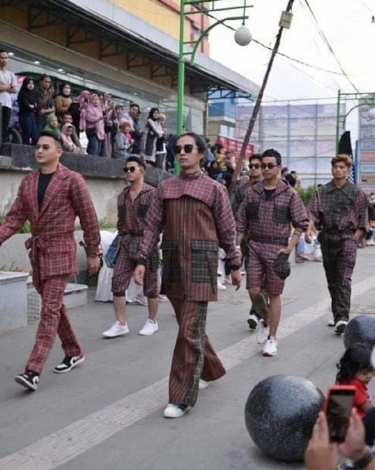 Hasil rancangan Saruang Bugih karya desainer Feymil Chang dipamerkan saat Payakumbuh Local Pride 2022, Minggu (20/11). (Dok : Istimewa)